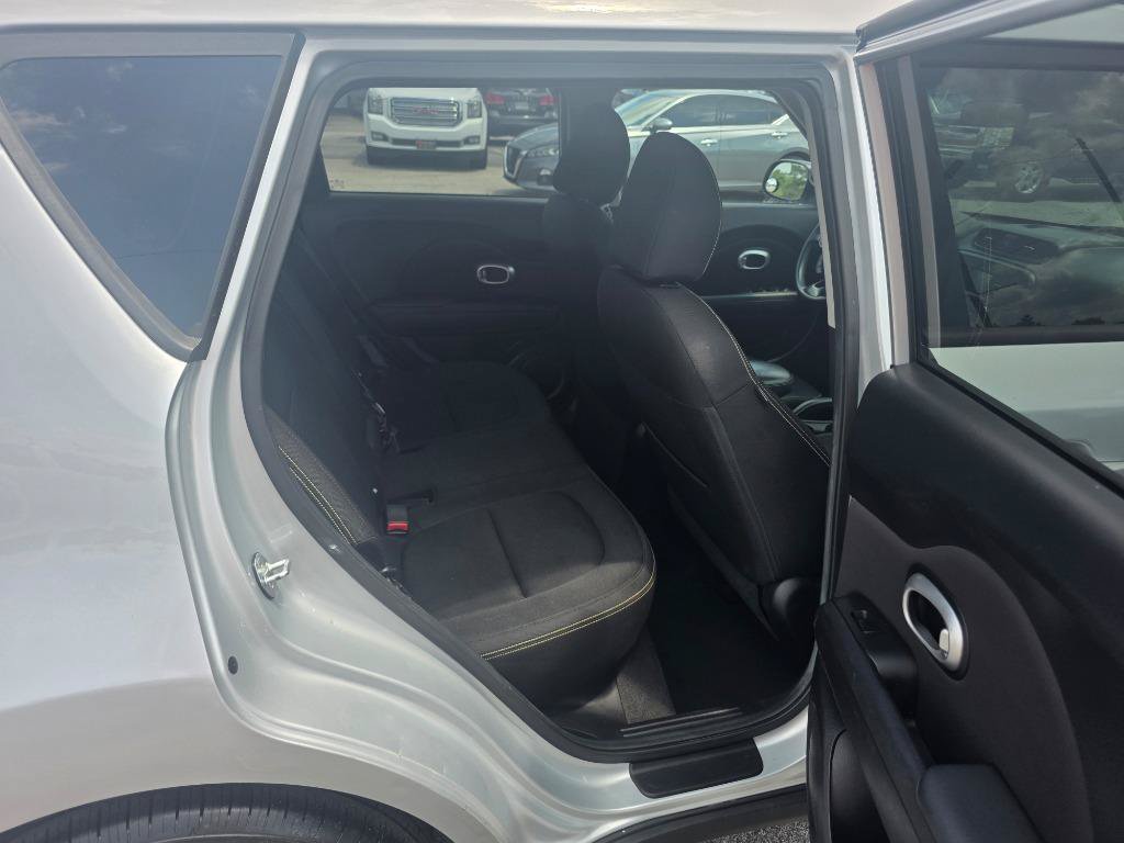 Used 2016 Kia Soul + FWD image 11