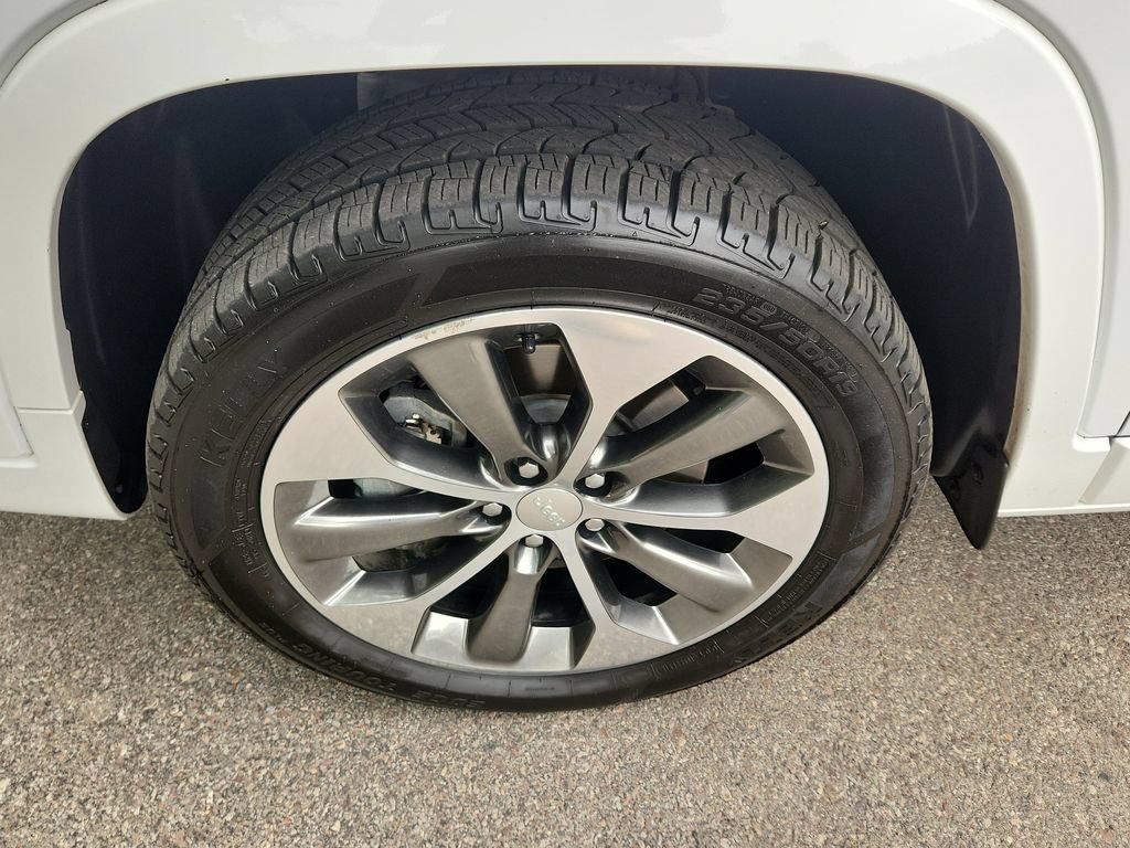 Used 2019 Jeep Cherokee Overland w/ Technology Group AWD/4WD image 12