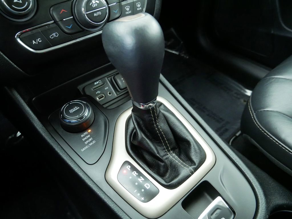 Used 2016 Jeep Cherokee Limited image 31