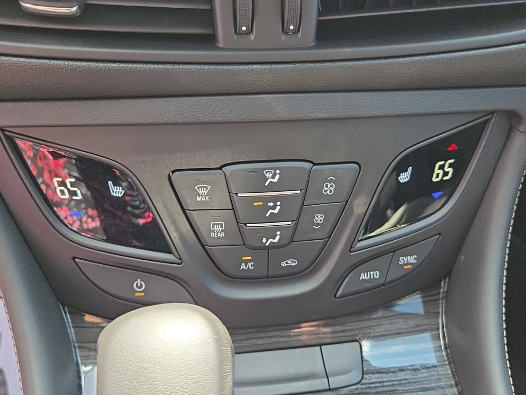 Certified 2017 Buick Envision Essence FWD image 21