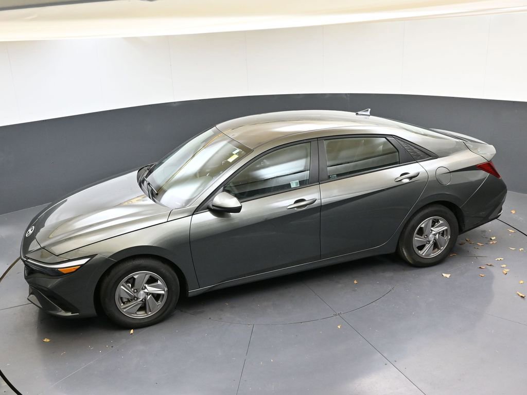 Used 2025 Hyundai Elantra SE image 45