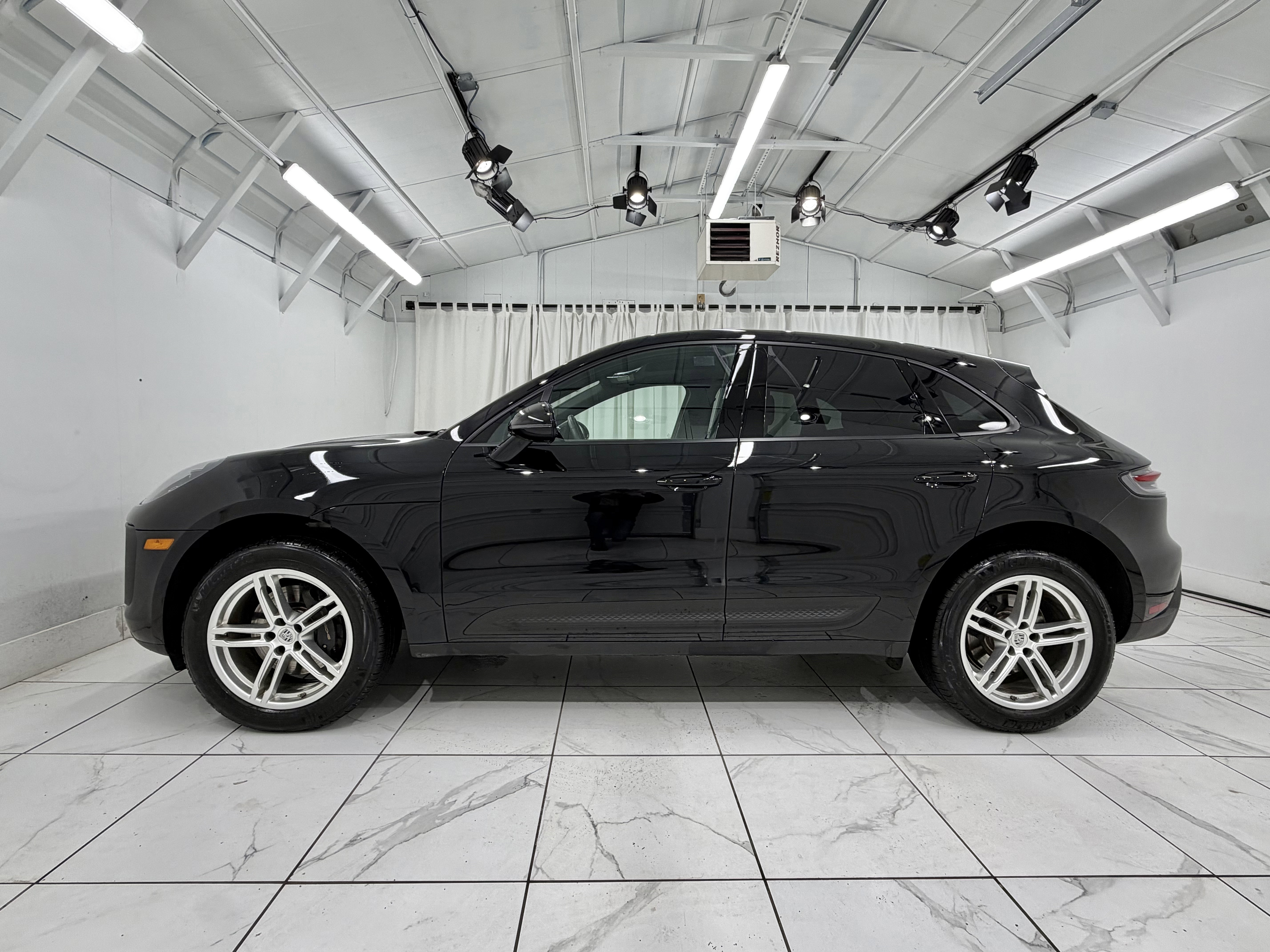 Certified 2025 Porsche Macan image 15