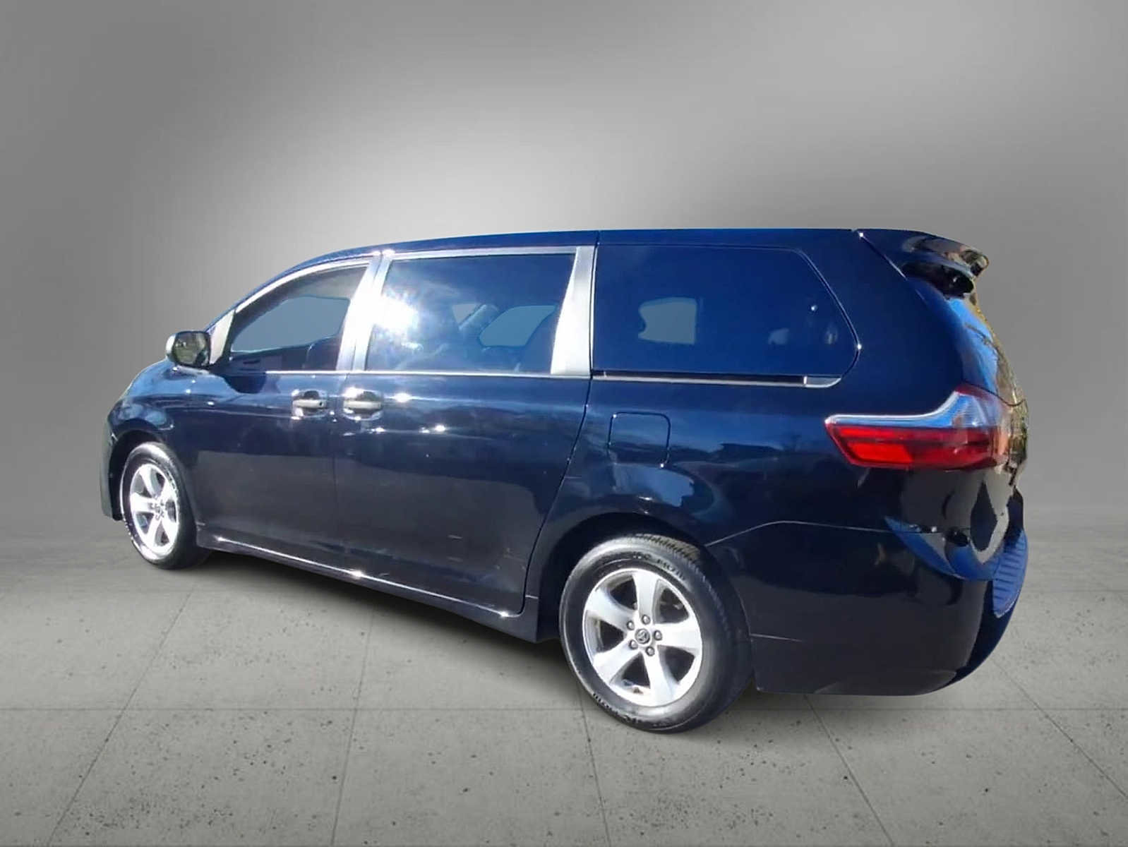 Used 2020 Toyota Sienna L image 6