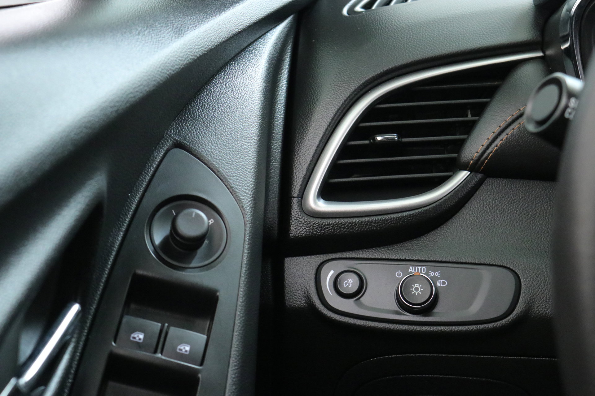 Used 2022 Chevrolet Trax LT w/ LT Convenience Package image 16