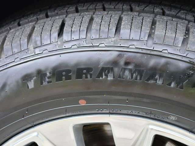 Used 2023 Chevrolet Suburban Premier image 10