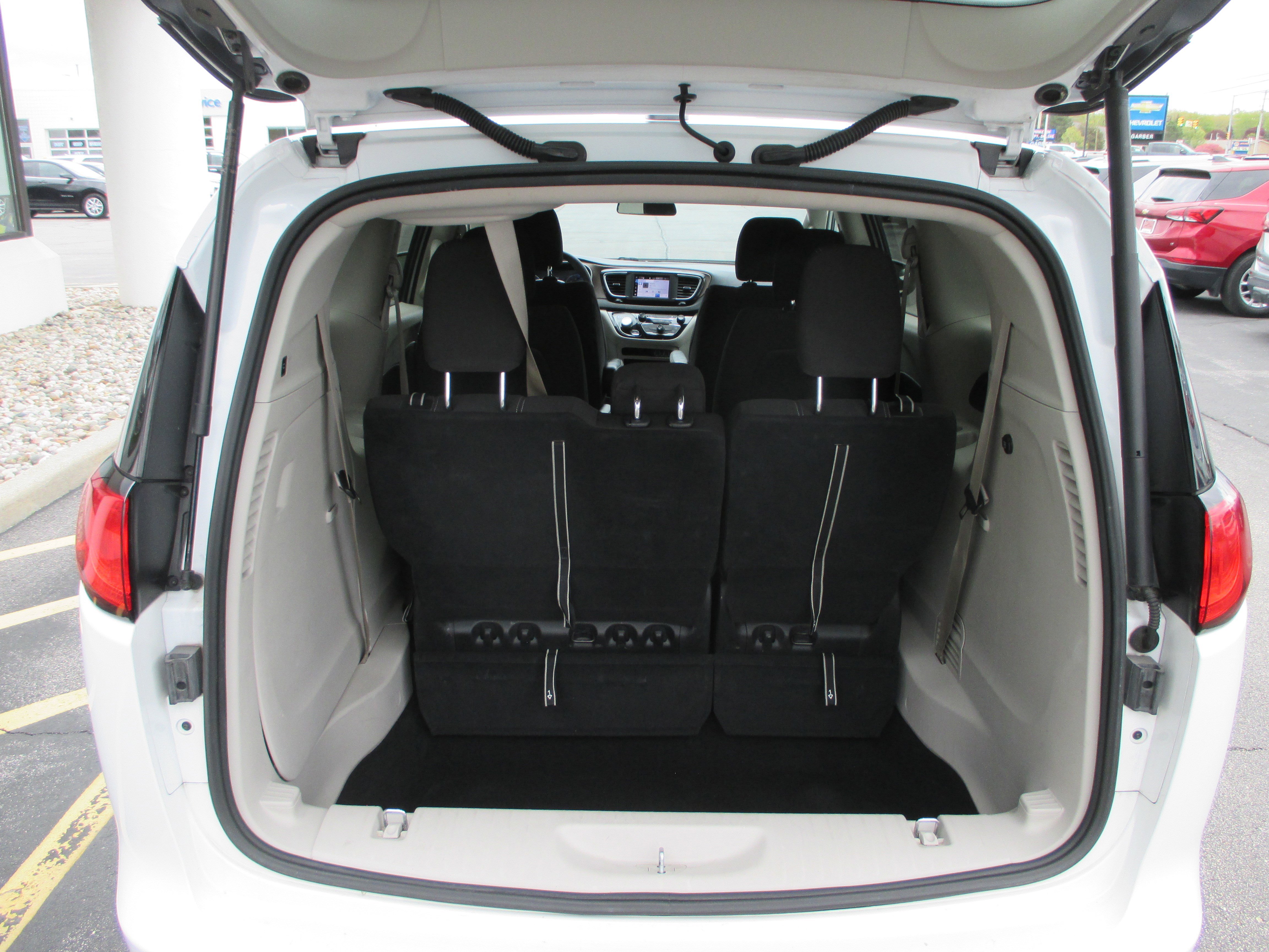 Used 2022 Chrysler Voyager LX FWD image 10