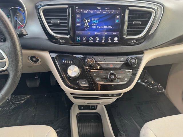 Used 2019 Chrysler Pacifica Touring Plus image 2