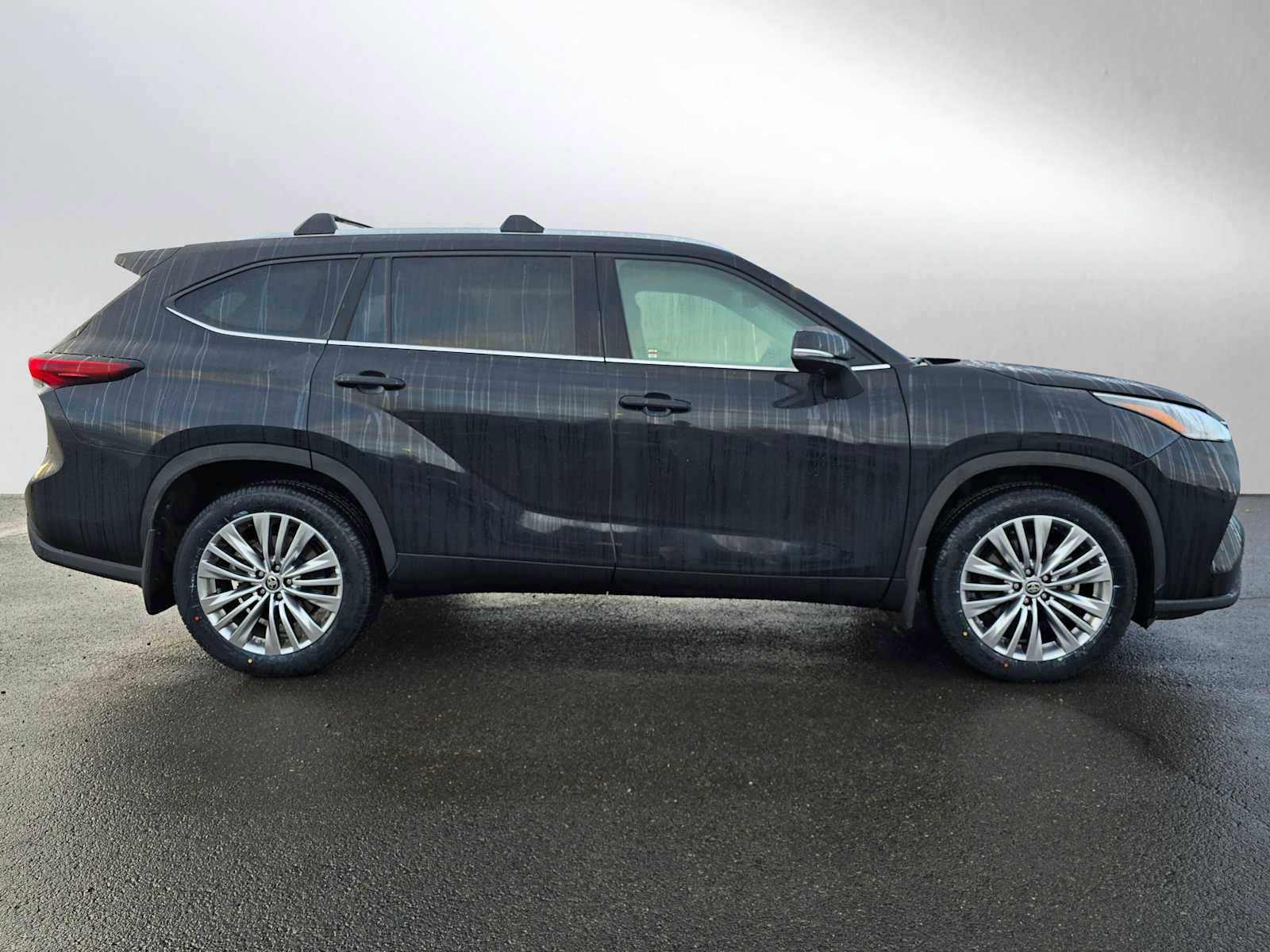 Used 2024 Toyota Highlander Platinum image 2