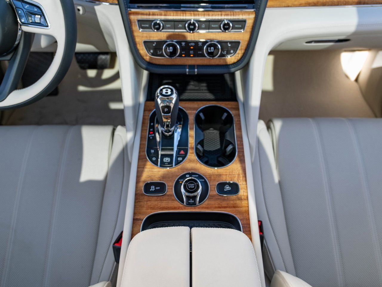 Used 2025 Bentley Bentayga Plug-In Hybrid image 29