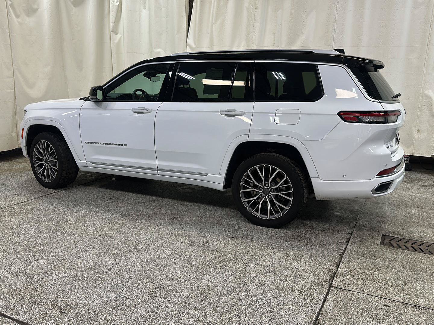 Certified 2023 Jeep Grand Cherokee L Summit AWD/4WD image 3