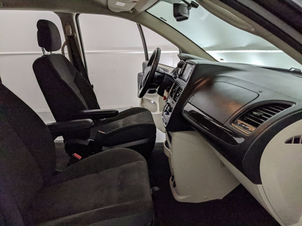 Used 2018 Dodge Grand Caravan SE w/ UConnect Hands-Free Group image 21