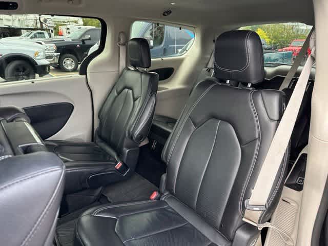 Used 2022 Chrysler Pacifica Touring-L w/ Uconnect Theater Family Group AWD/4WD image 9