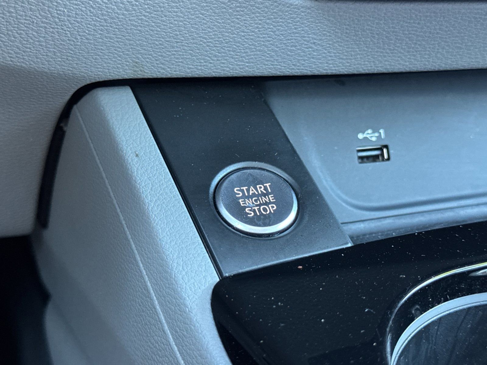 Used 2022 Audi A4 2.0T Premium w/ Convenience Package image 21