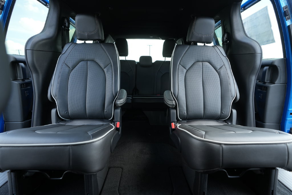 New 2027 Chrysler Pacifica Limited FWD image 37