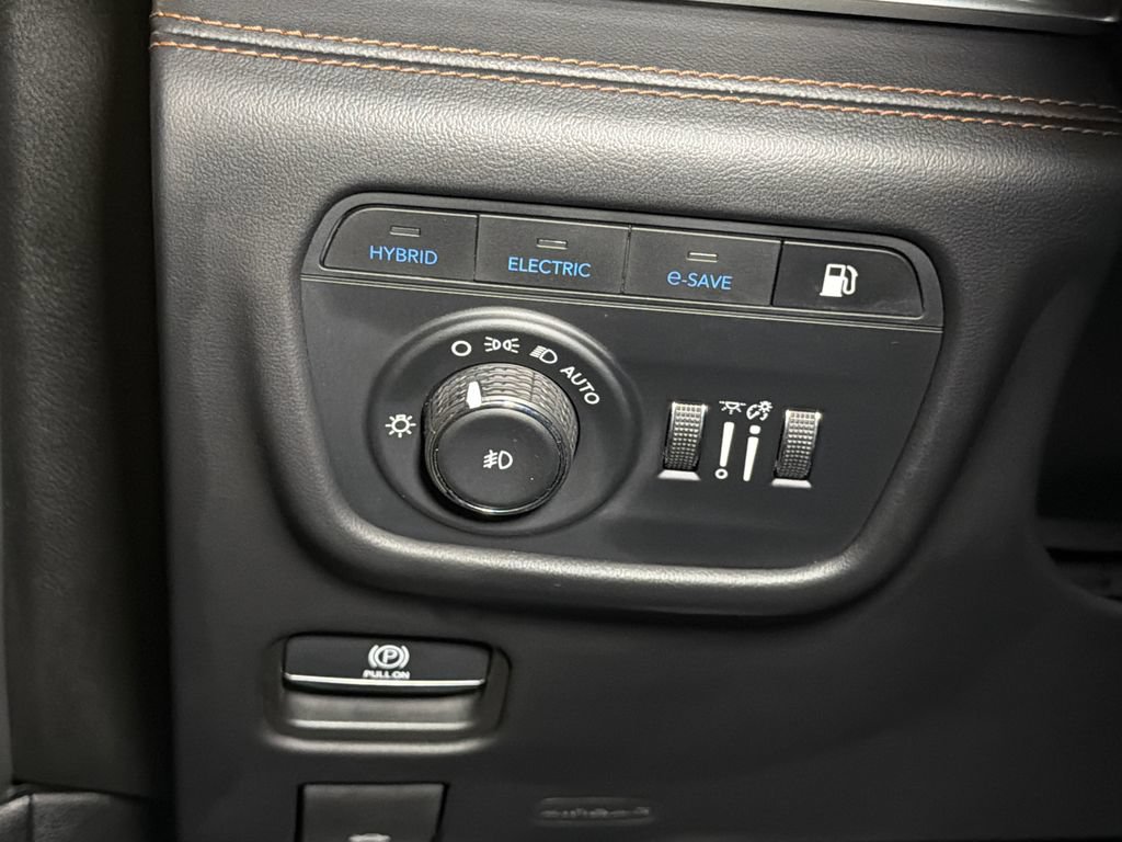 Used 2022 Jeep Grand Cherokee Summit AWD/4WD image 25