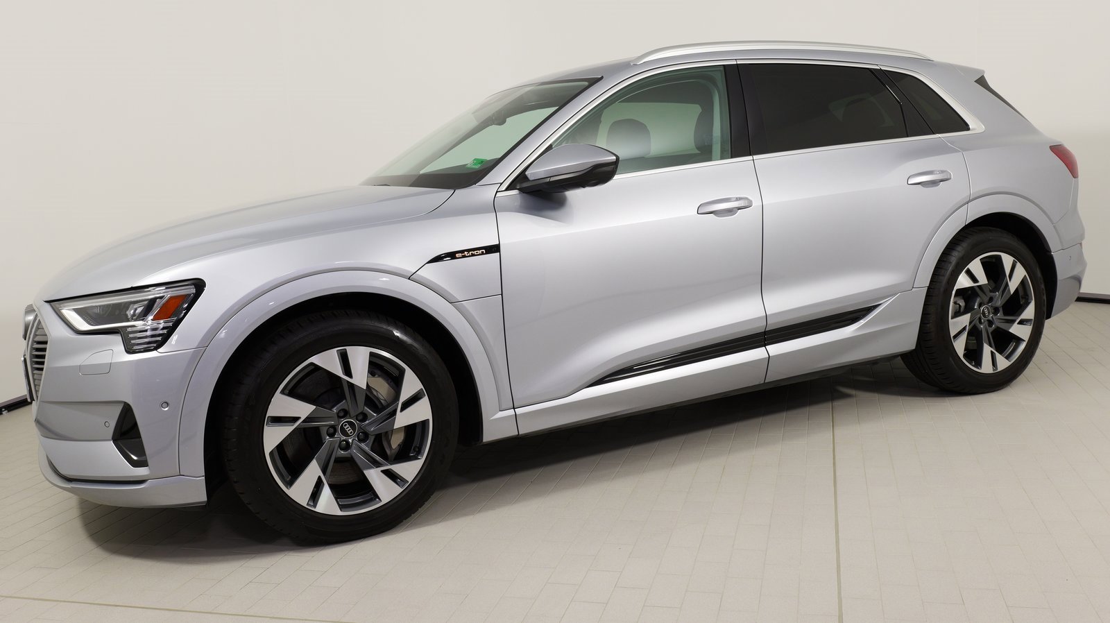 Used 2022 Audi e-tron Premium Plus w/ Premium Plus Package image 3