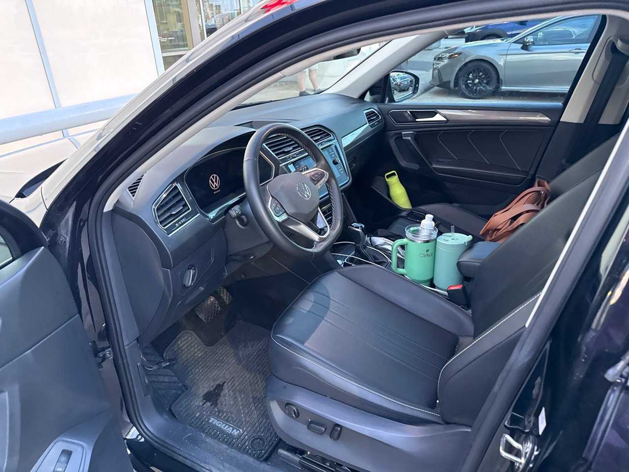 Used 2024 Volkswagen Tiguan SE w/ Panoramic Sunroof Package FWD image 6