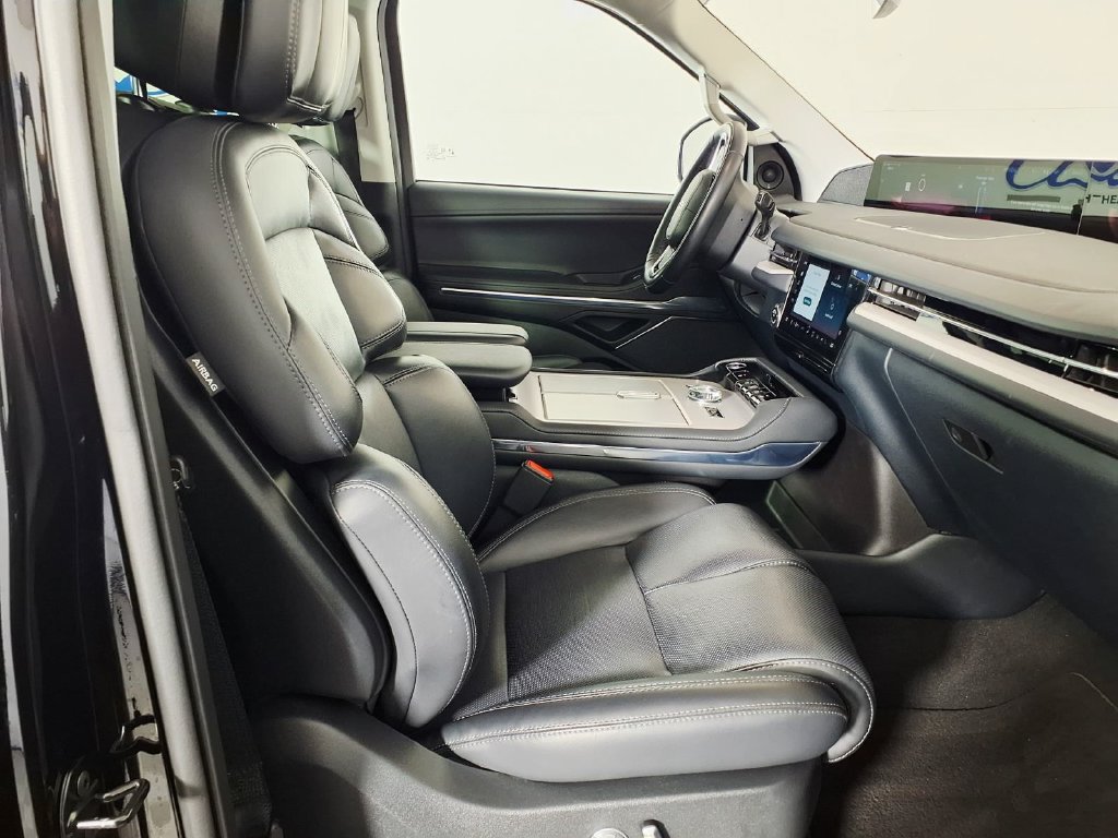Used 2025 Lincoln Navigator Reserve AWD/4WD image 9
