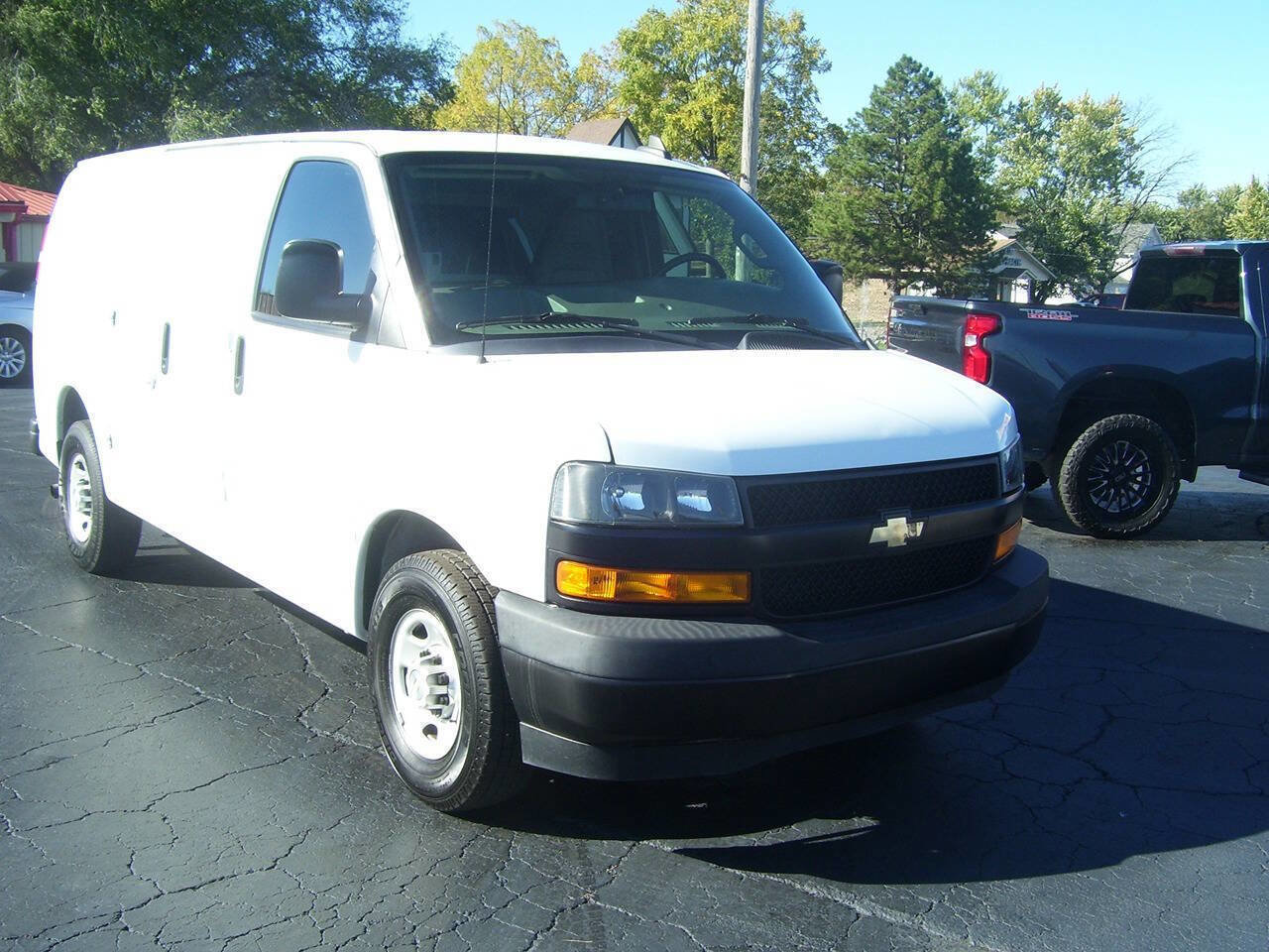 Used 2020 Chevrolet Express 2500 w/ Enhanced Convenience Package image 5