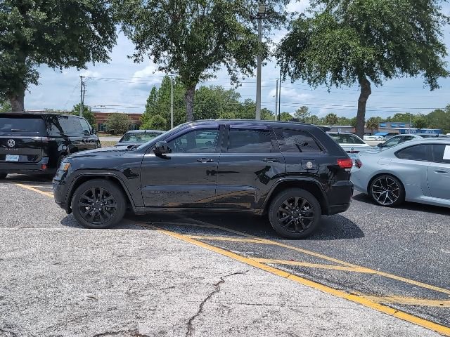 Used 2018 Jeep Grand Cherokee Laredo RWD image 3