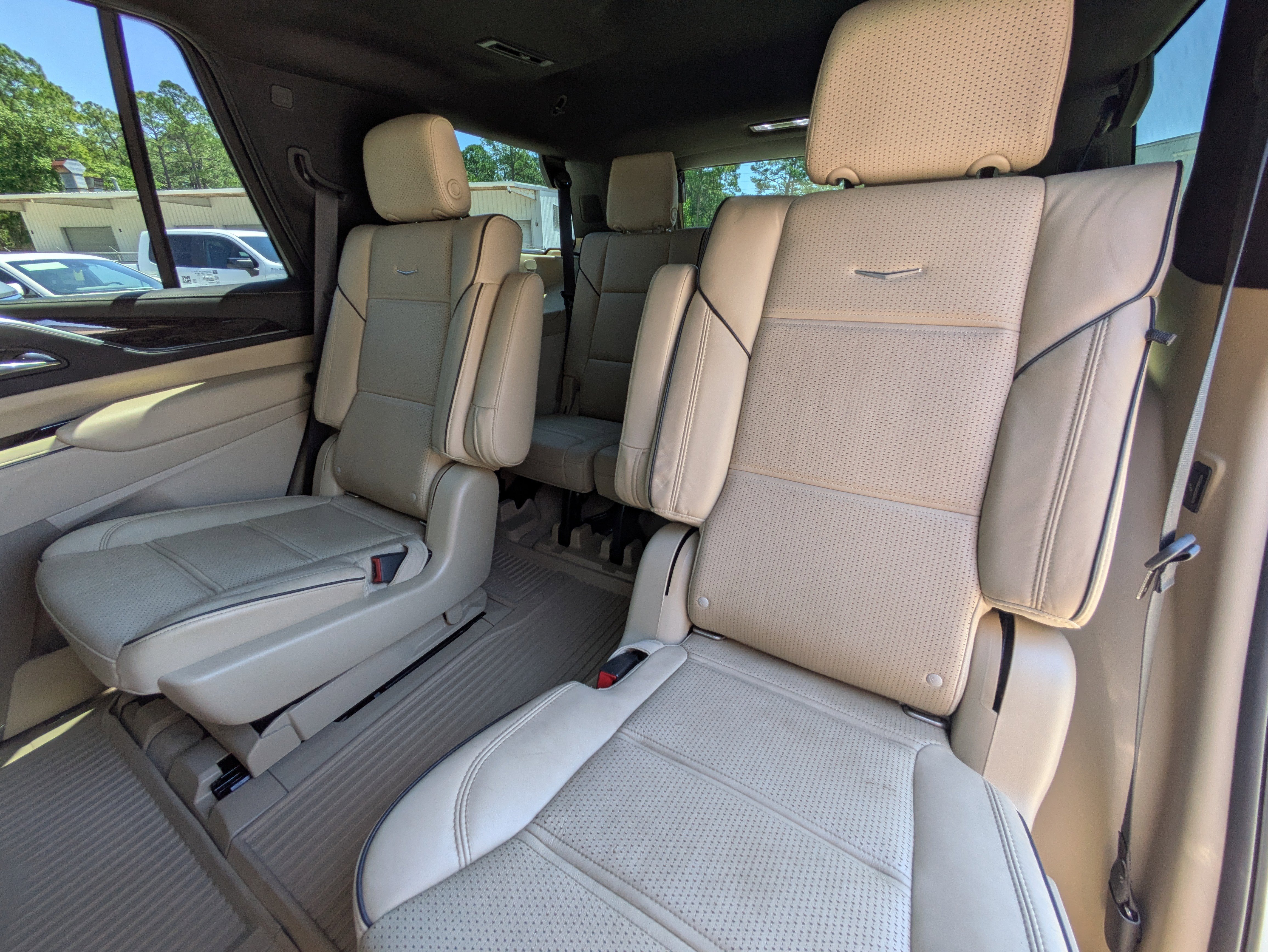Used 2021 Cadillac Escalade Premium Luxury AWD/4WD image 10