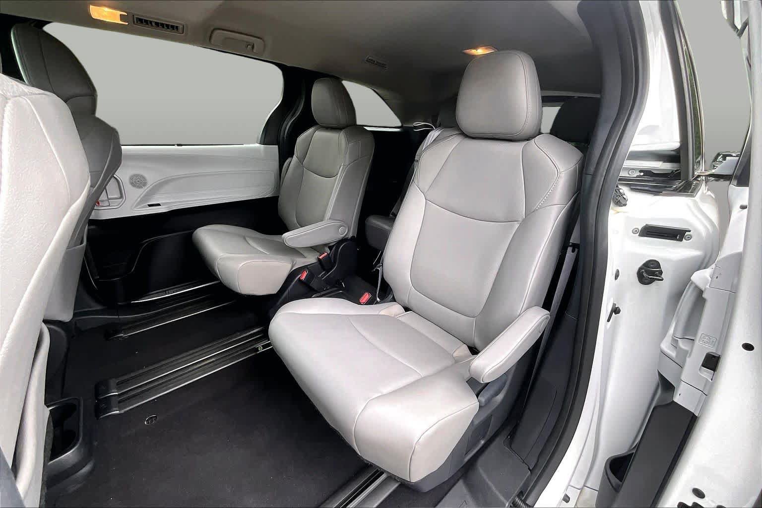 Used 2025 Toyota Sienna XLE FWD image 20