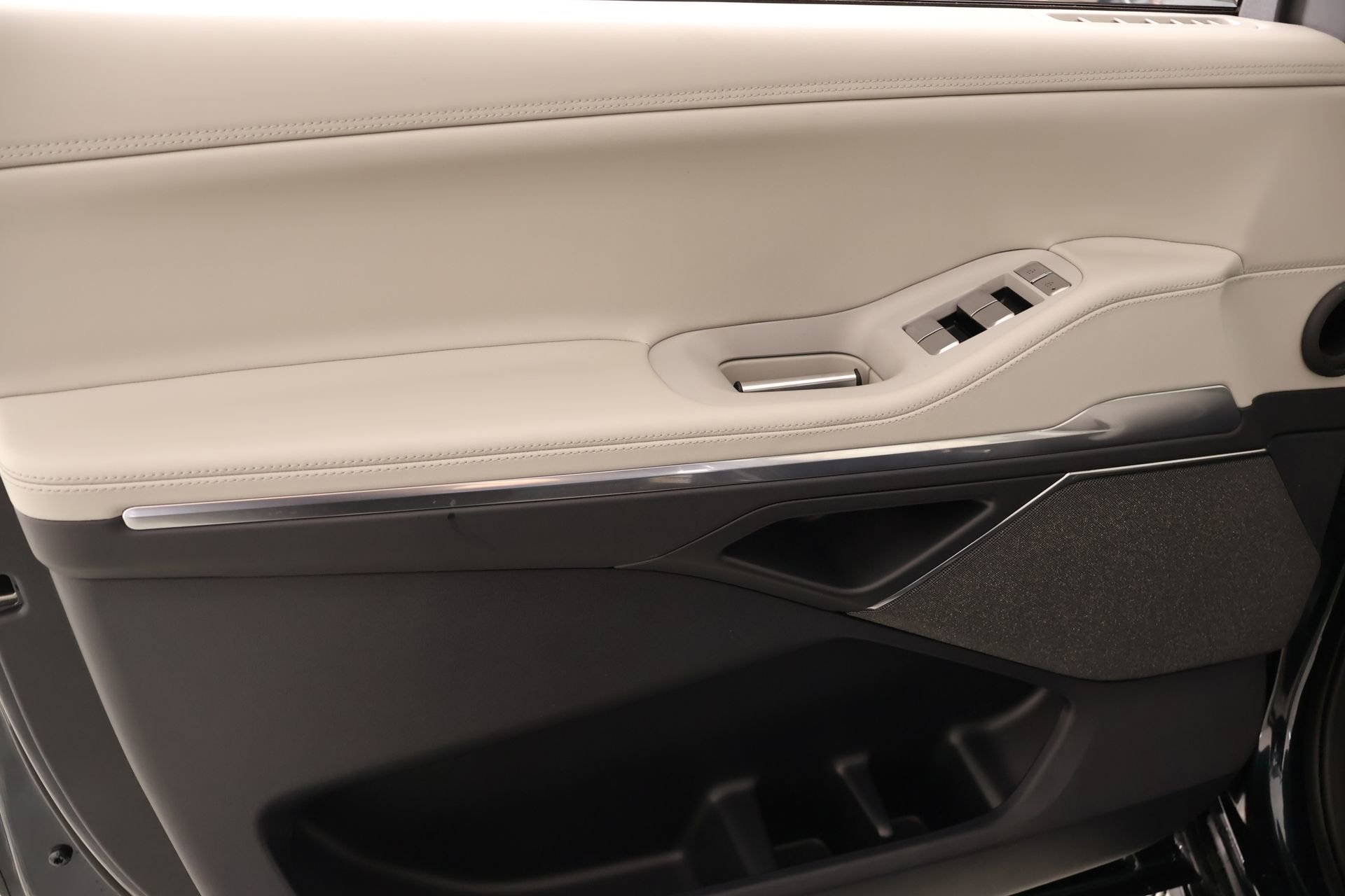 New 2026 Lincoln Navigator Reserve w/ Jet Appearance Package AWD/4WD image 18