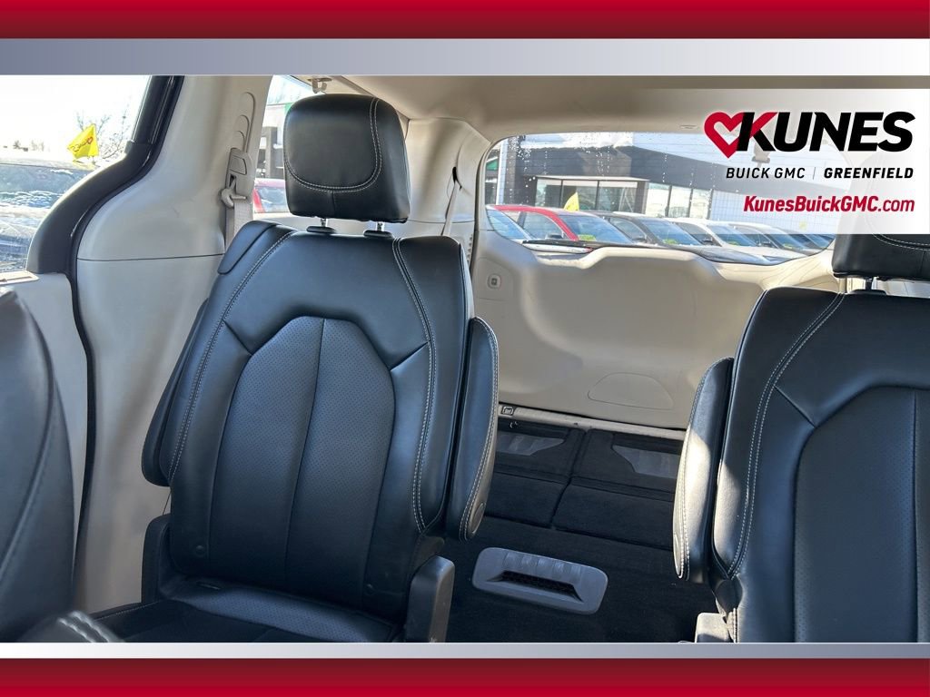 Used 2023 Chrysler Pacifica Touring-L image 30