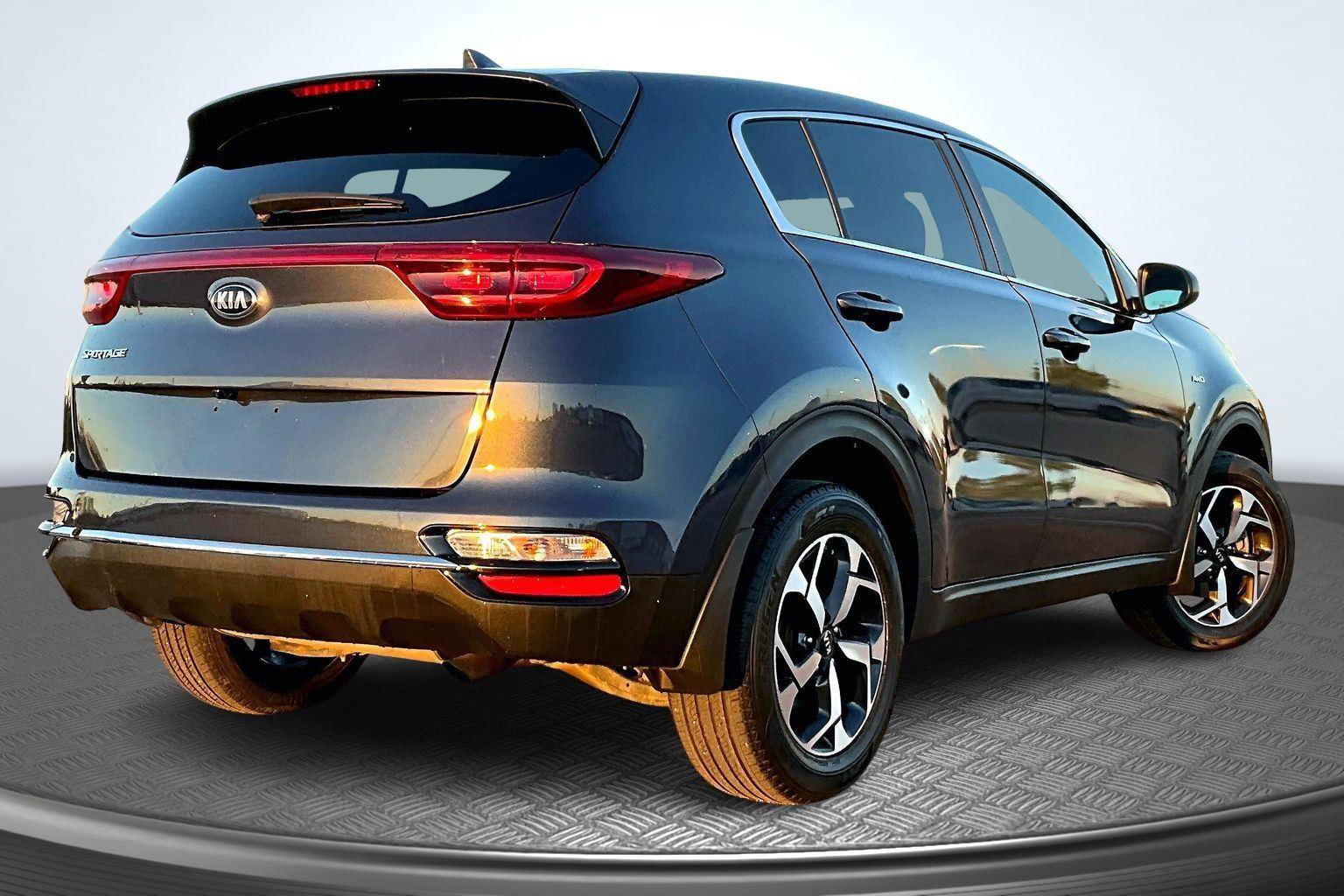 Used 2021 Kia Sportage LX image 2
