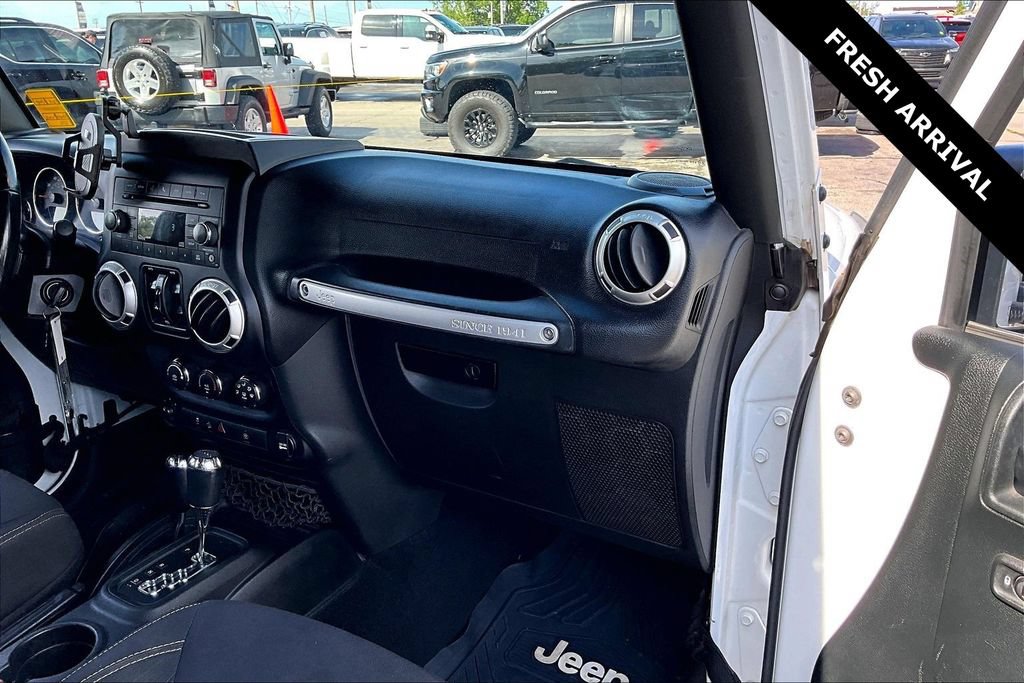Used 2018 Jeep Wrangler Unlimited Sahara w/ Connectivity Group AWD/4WD image 25
