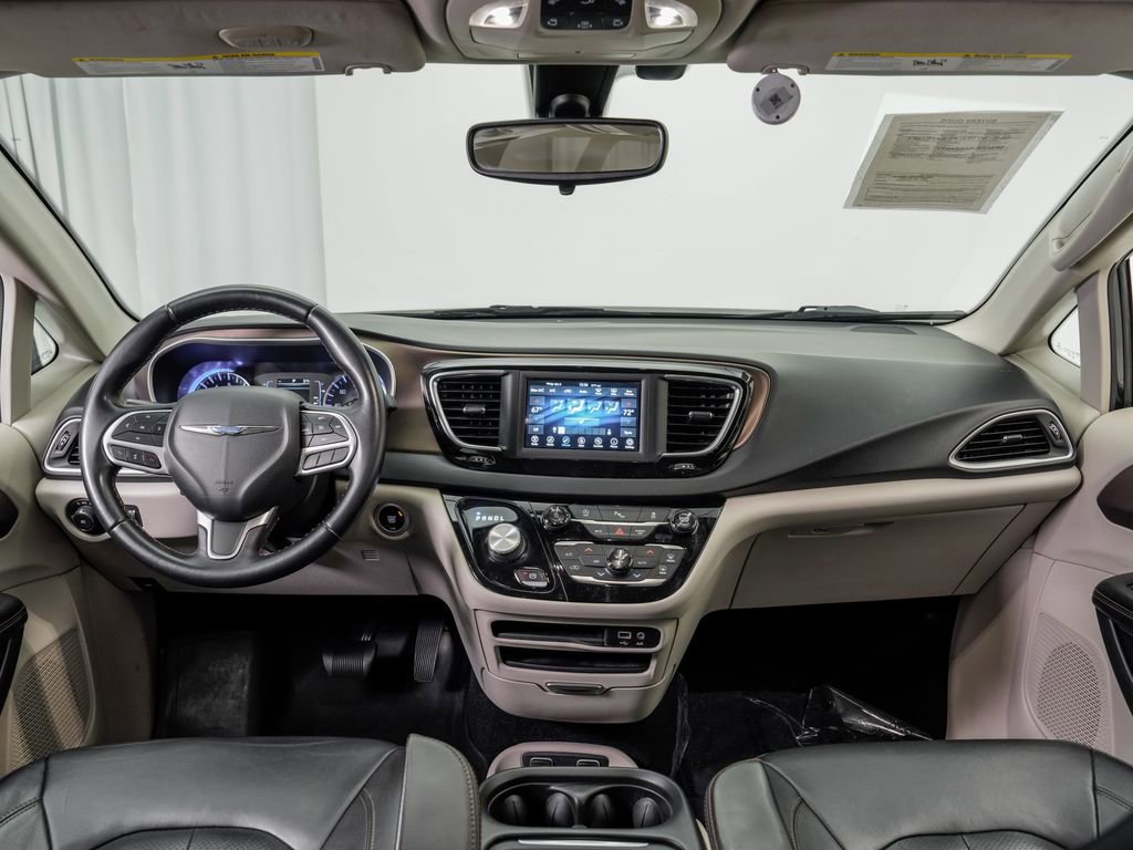 Used 2018 Chrysler Pacifica Touring-L FWD image 20