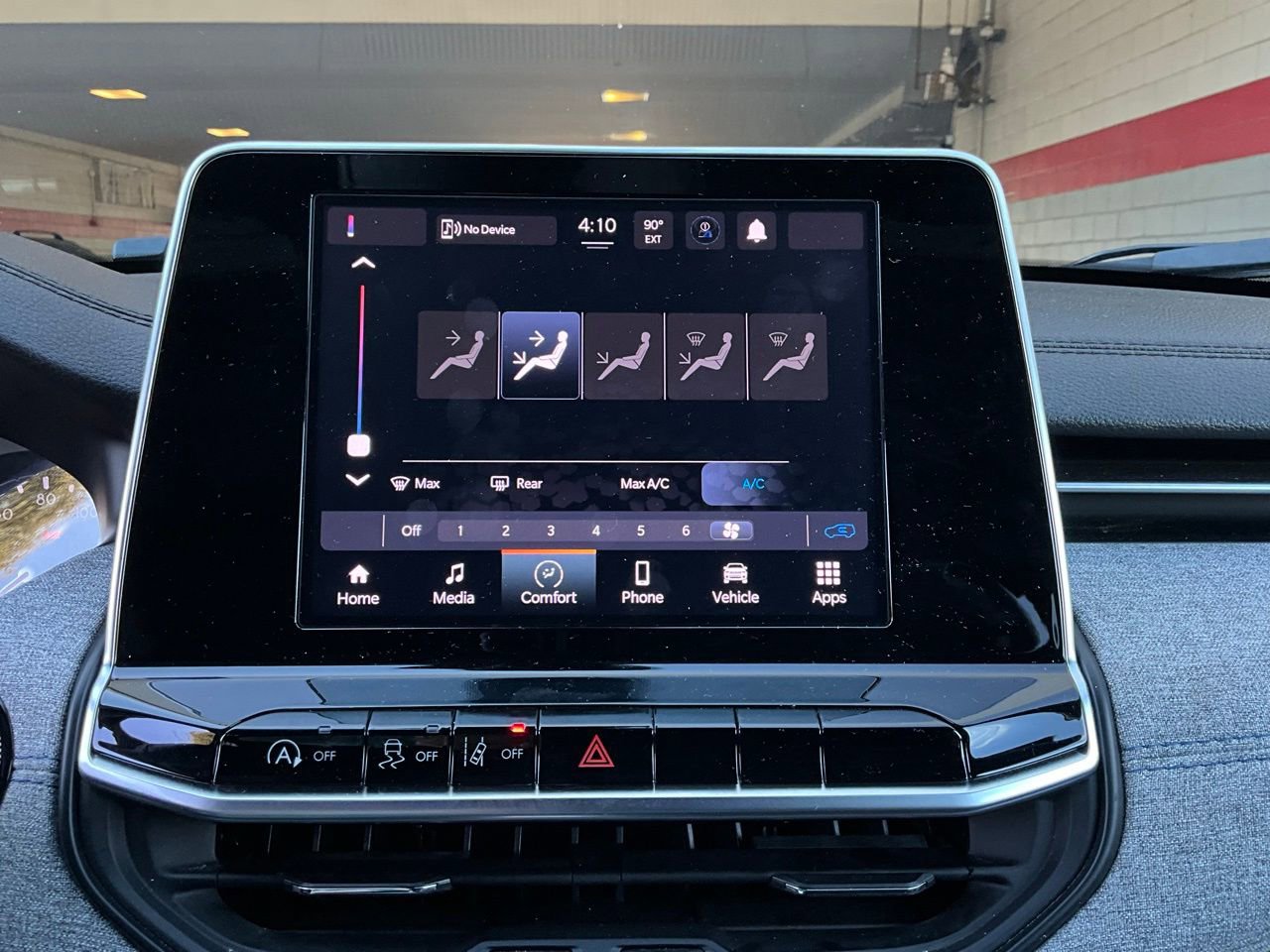 Used 2025 Jeep Compass Latitude image 30