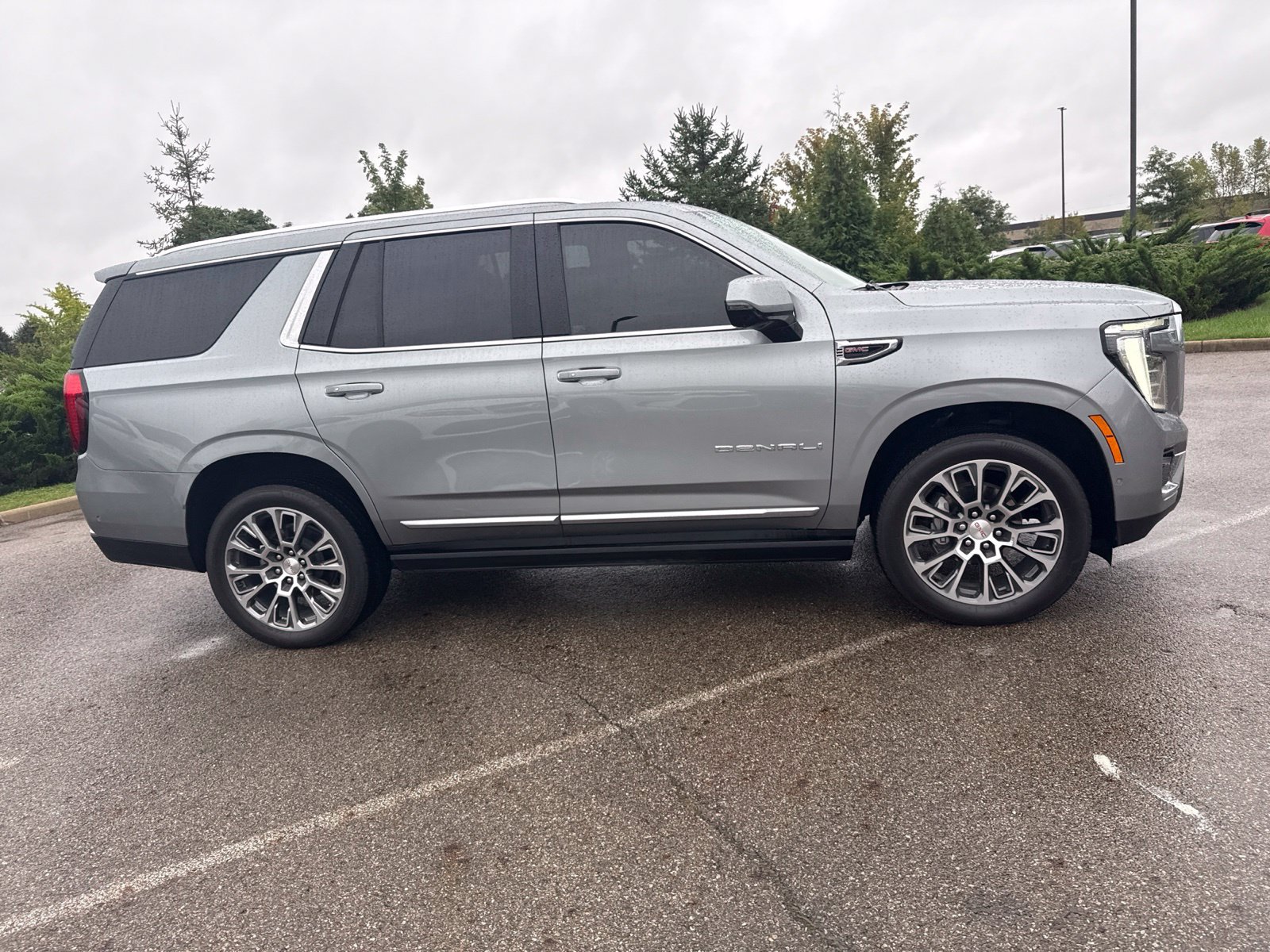 Used 2025 GMC Yukon Denali w/ Sun & Power Step Package AWD/4WD image 4