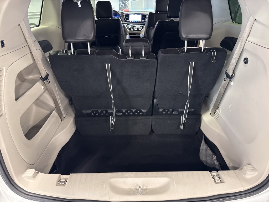 Used 2023 Chrysler Pacifica Touring-L FWD image 43