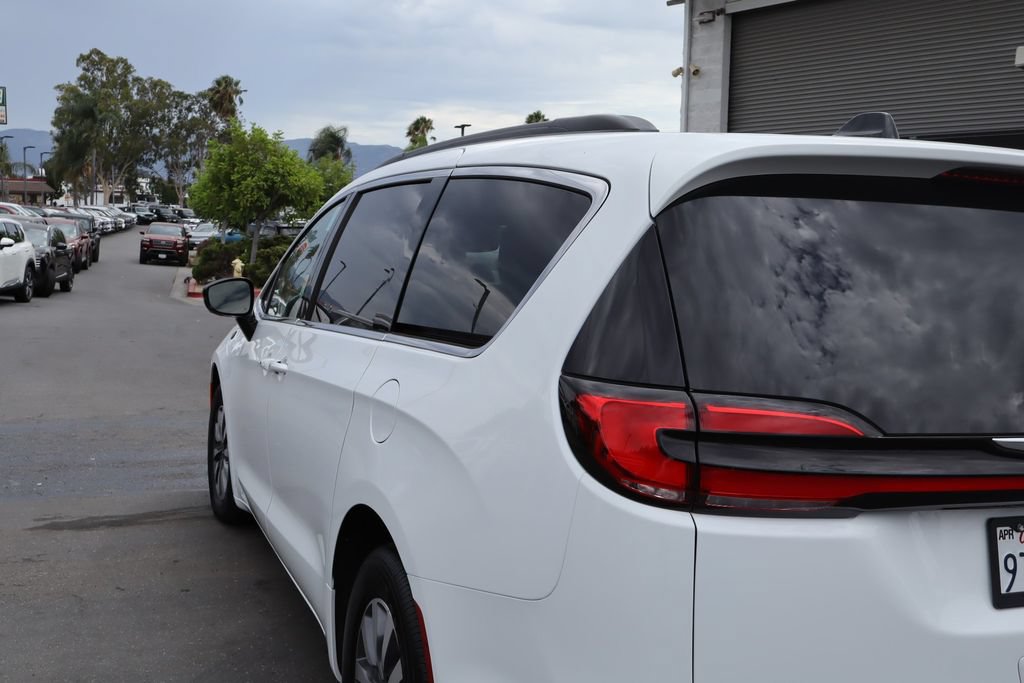 Used 2025 Chrysler Pacifica Select FWD image 16