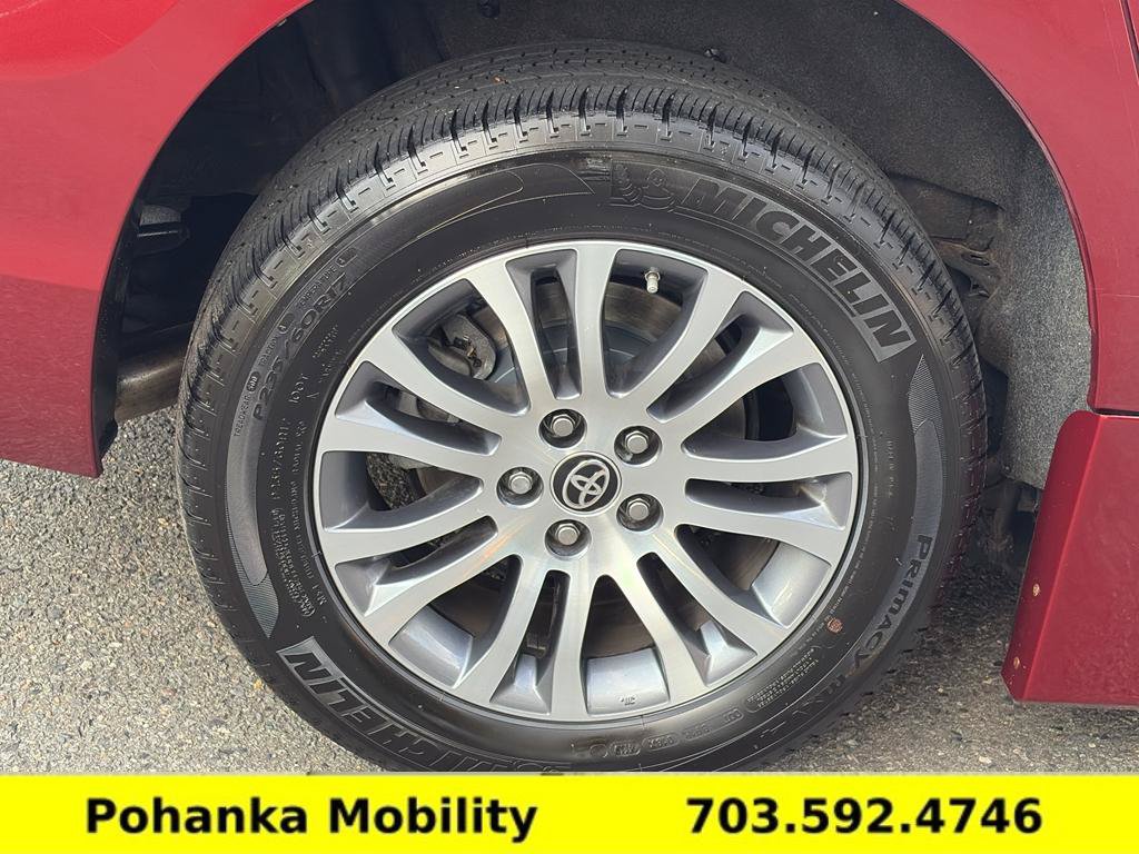 Used 2020 Toyota Sienna XLE w/ XLE Navigation Package FWD image 36