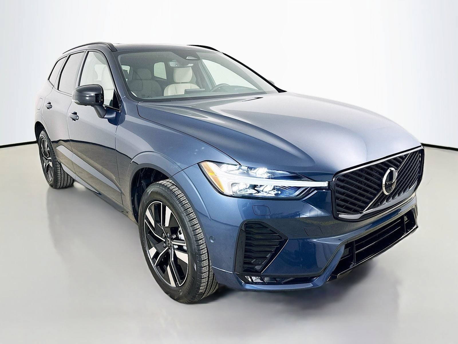 New 2026 Volvo XC60 B5 Plus w/ Protection Package Premier AWD/4WD image 3