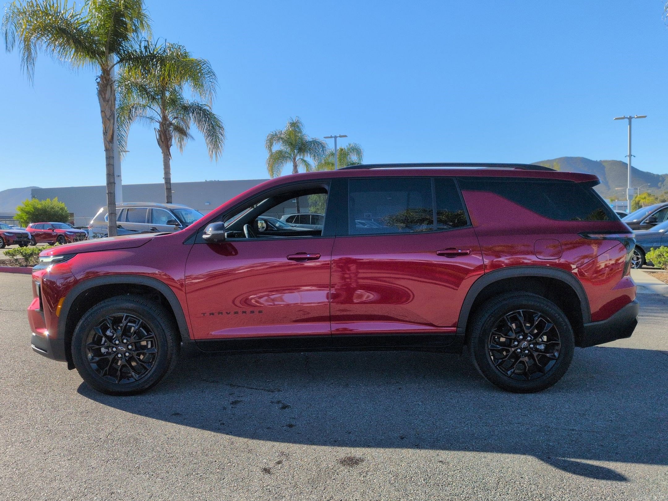 Used 2025 Chevrolet Traverse LT w/ Midnight/Sport Edition image 7