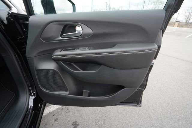 New 2026 Chrysler Pacifica Select FWD image 18