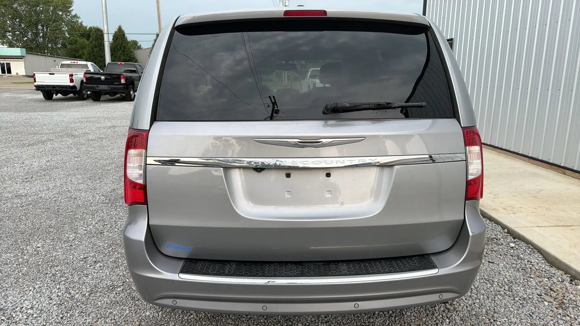 Used 2013 Chrysler Town & Country Touring-L w/ Driver Convenience Group FWD image 4