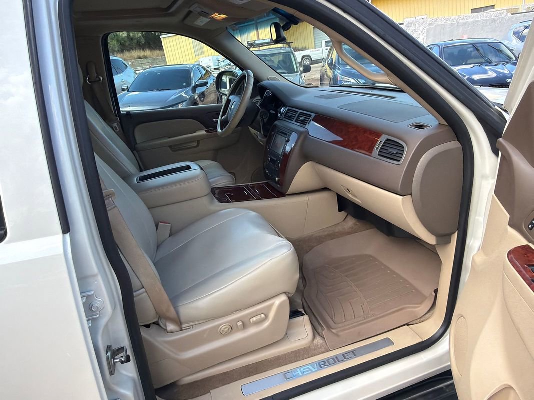 Used 2013 Chevrolet Suburban LTZ AWD/4WD image 9