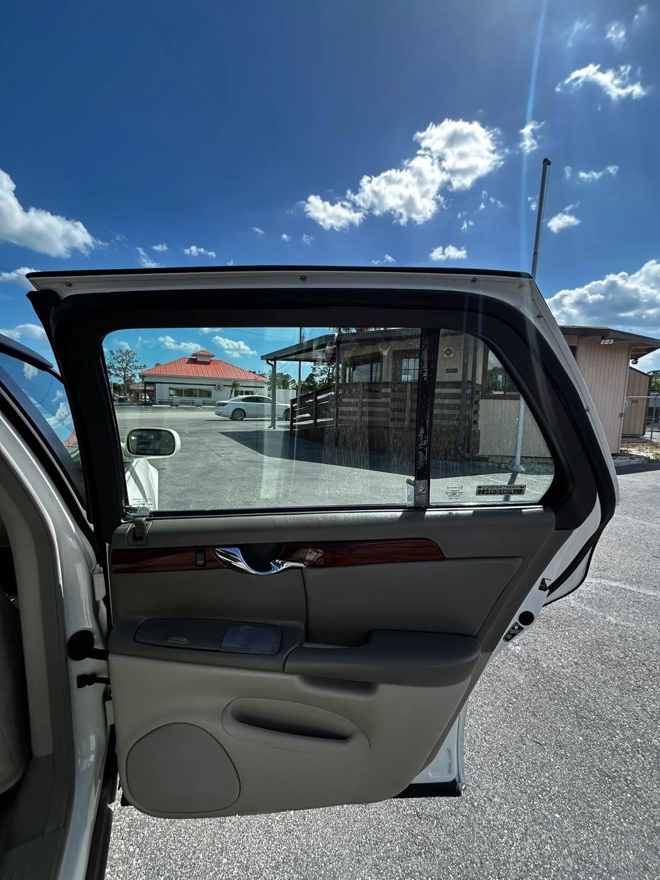 Used 2001 Cadillac De Ville Sedan image 10