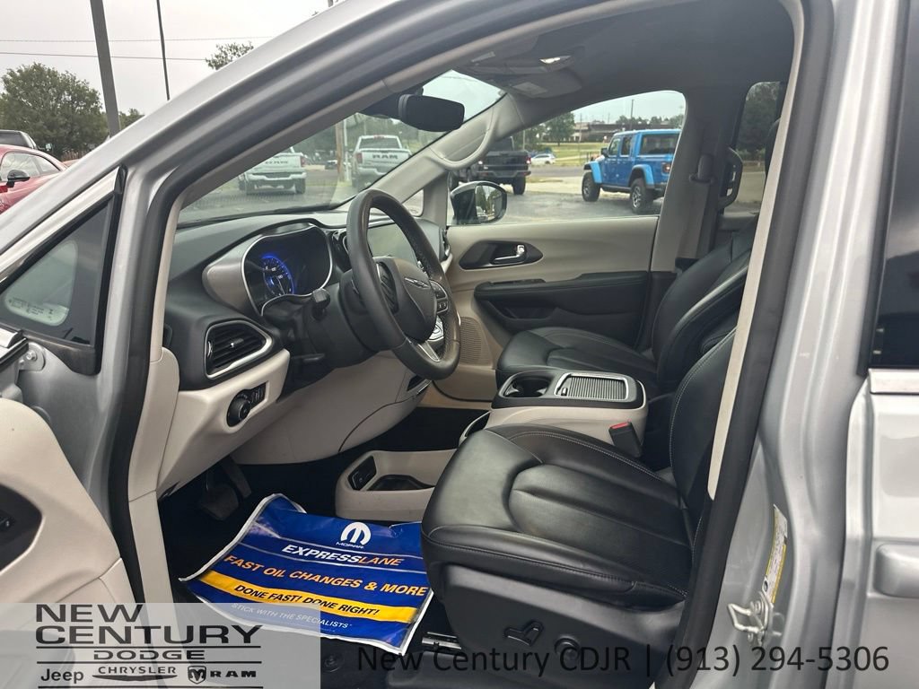 Used 2024 Chrysler Pacifica Touring-L FWD image 5