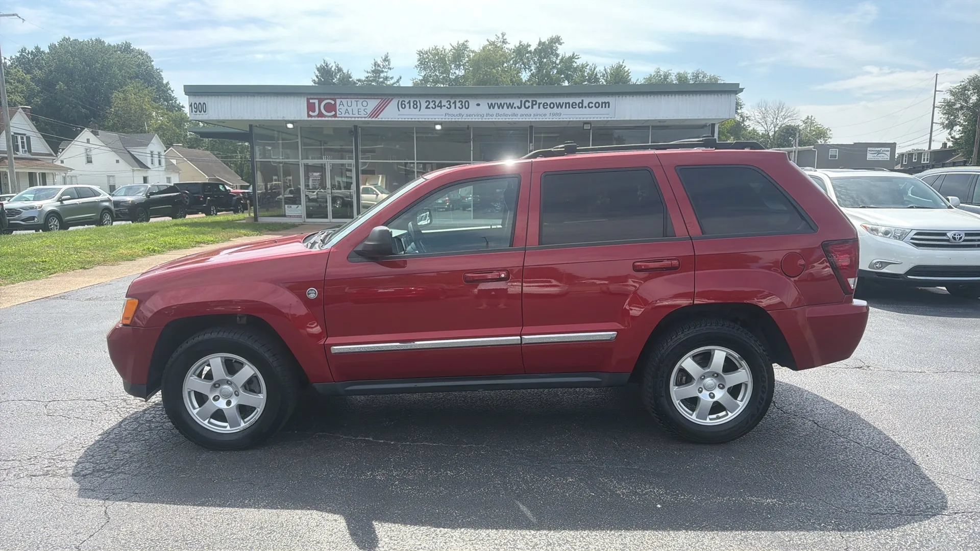 Used 2010 Jeep Grand Cherokee Laredo AWD/4WD image 8