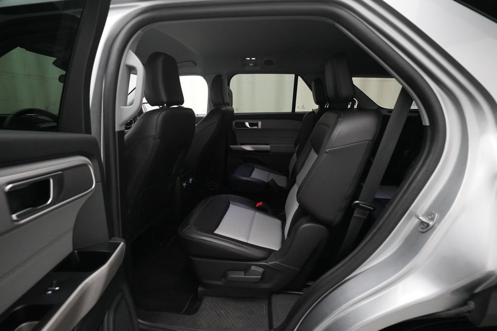 Used 2023 Ford Explorer XLT w/ Equipment Group 202A AWD/4WD image 16