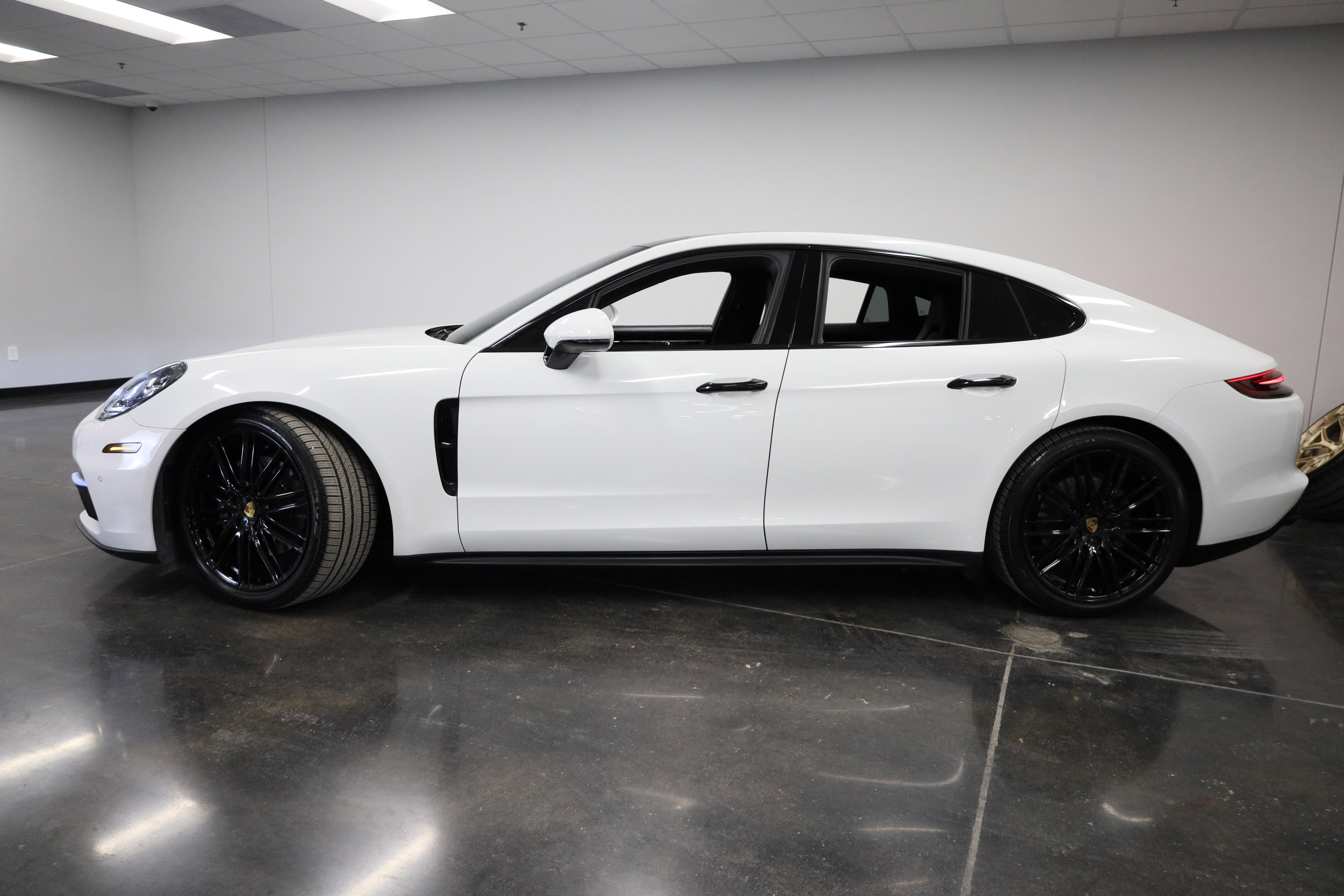 Used 2018 Porsche Panamera 4S image 8