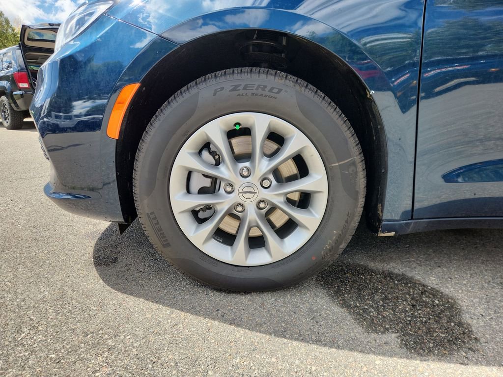 New 2025 Chrysler Pacifica Select w/ Uconnect Theater Family Group image 25