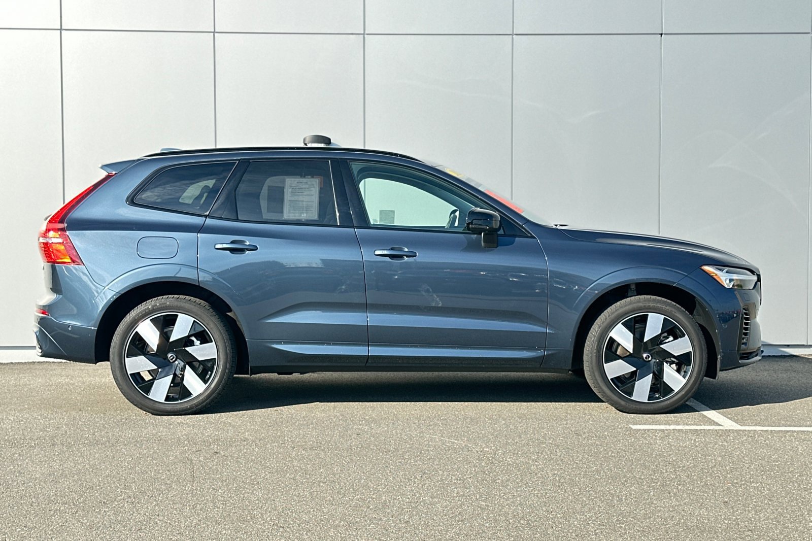 Certified 2025 Volvo XC60 T8 Plus w/ Protection Package Premier image 6