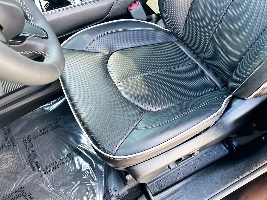 Used 2025 Chrysler Pacifica Limited FWD image 19