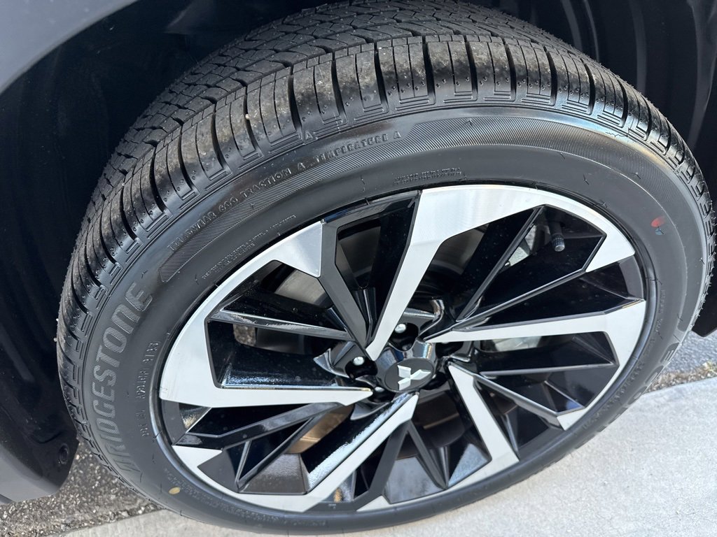 New 2025 Mitsubishi Outlander SE image 13